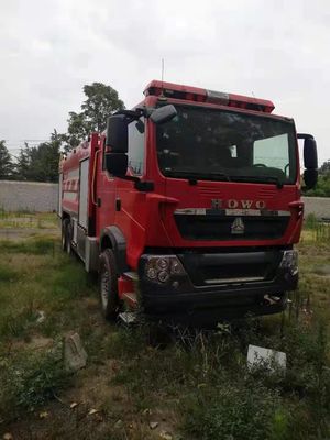 HOWO Tangki Air Truk Api Bentuk persegi Ukuran Disesuaikan