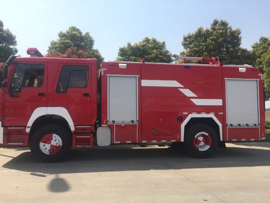 Truk Pemadam Kebakaran Busa Air Sinotruk 8000L Dengan Kabin Ganda Multifungsi